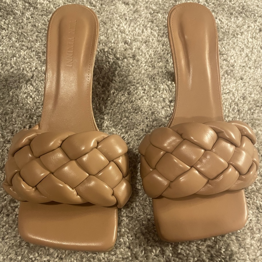 Trendy cushion nude shoes